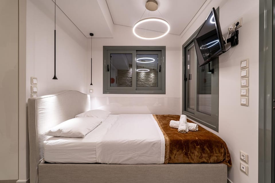 Bed, TV and multimedia, Bedroom