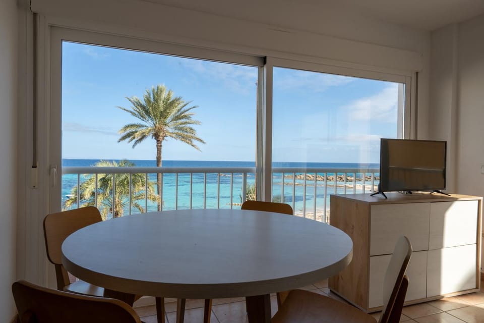 View (from property/room), Dining area, Sea view