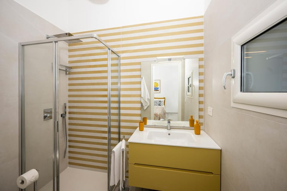 Shower, Bathroom, towels