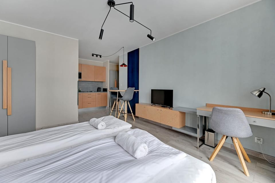 Bed, TV and multimedia, Photo of the whole room, Evening entertainment, Bedroom, wardrobe