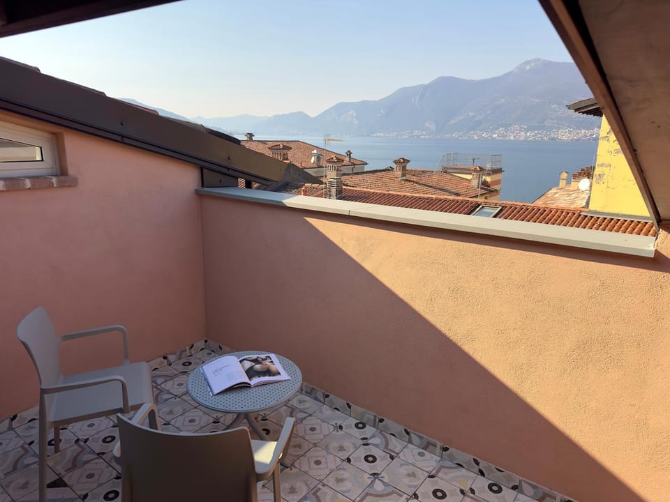 Balcony/Terrace, Lake view