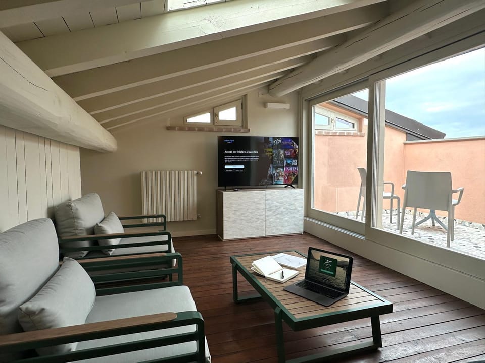 TV and multimedia, Seating area