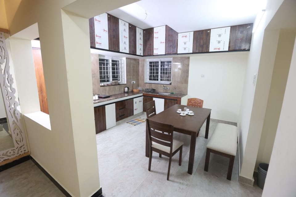 Kitchen or kitchenette, Kitchen or kitchenette, Dining area, stove