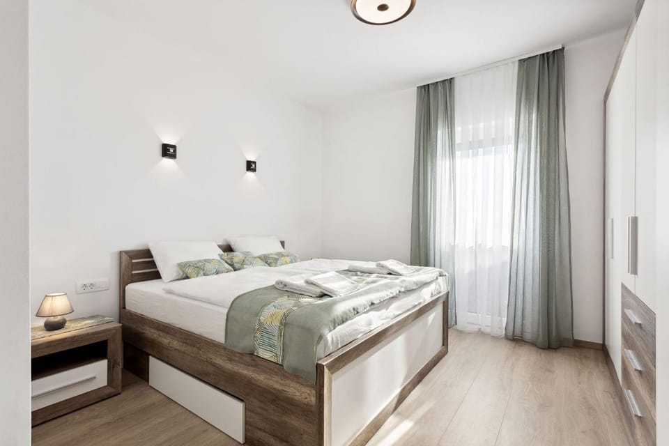 Bed, Photo of the whole room, Bedroom, towels