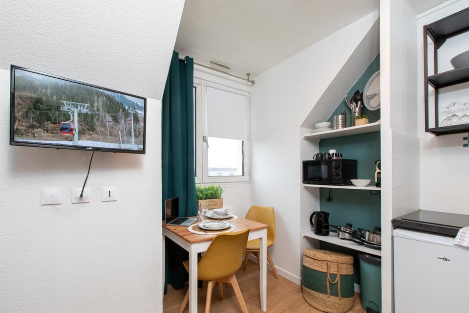 TV and multimedia, Coffee/tea facilities, Dining area, microwave
