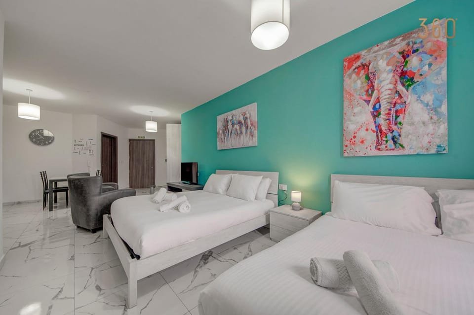 Bed, TV and multimedia, Photo of the whole room, Bedroom