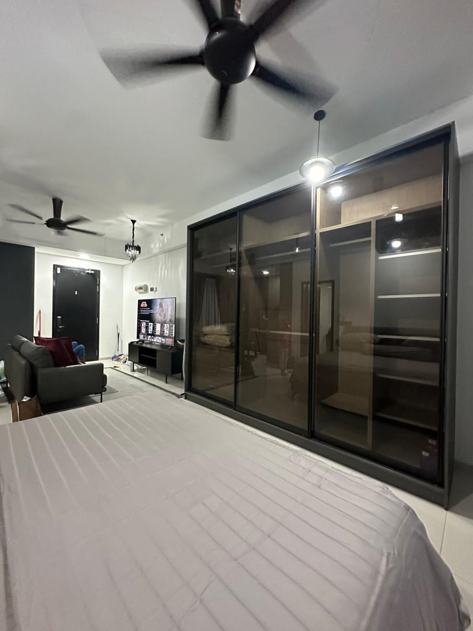 Photo of the whole room, Bedroom, wardrobe