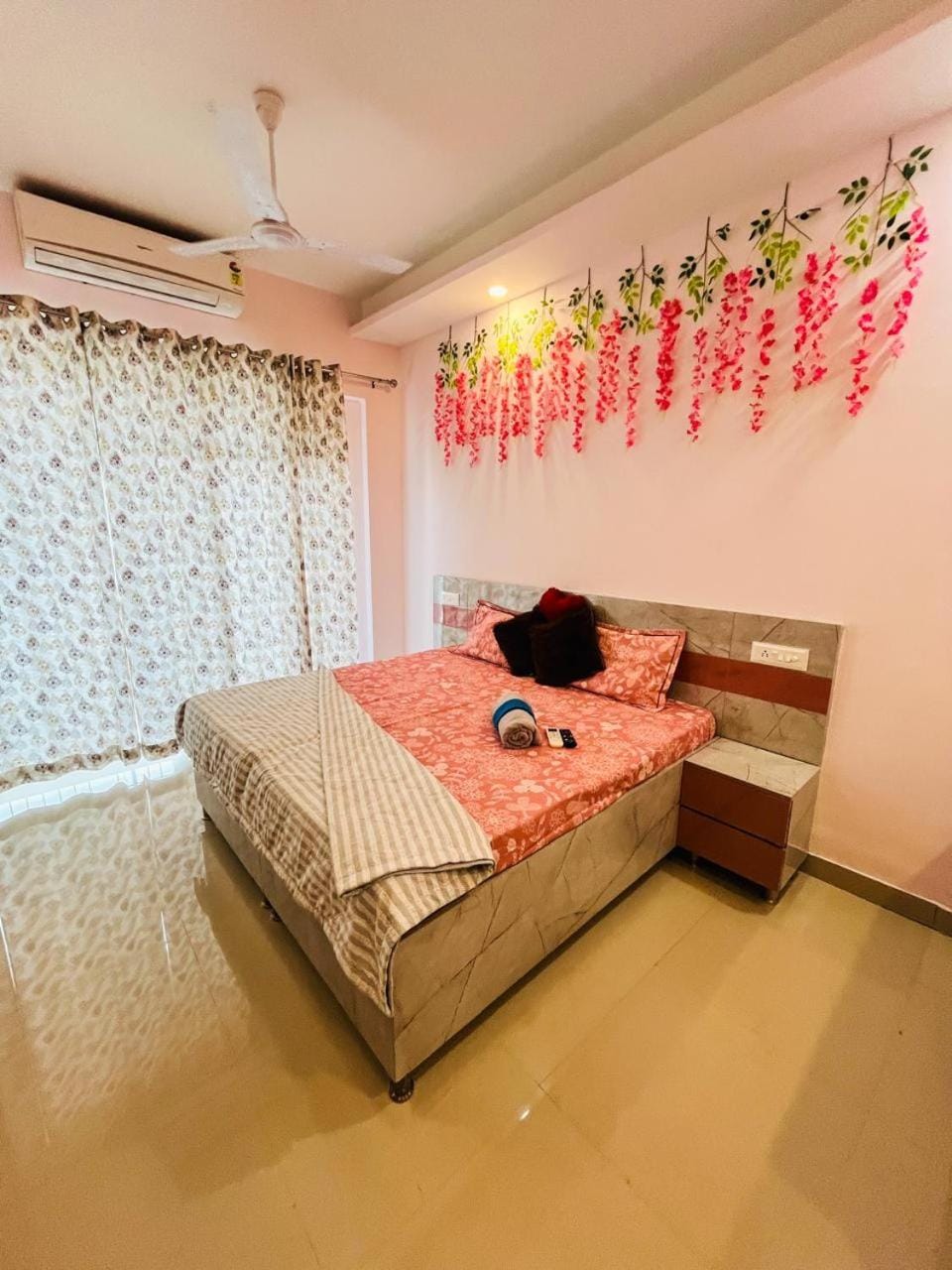 Gaur City Center Studio Apartment Vacation rental in Noida