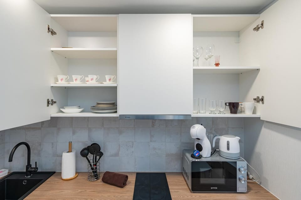 Coffee/tea facilities, Kitchen or kitchenette, stove, toaster