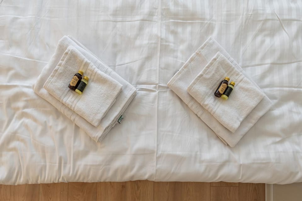 Bed, towels