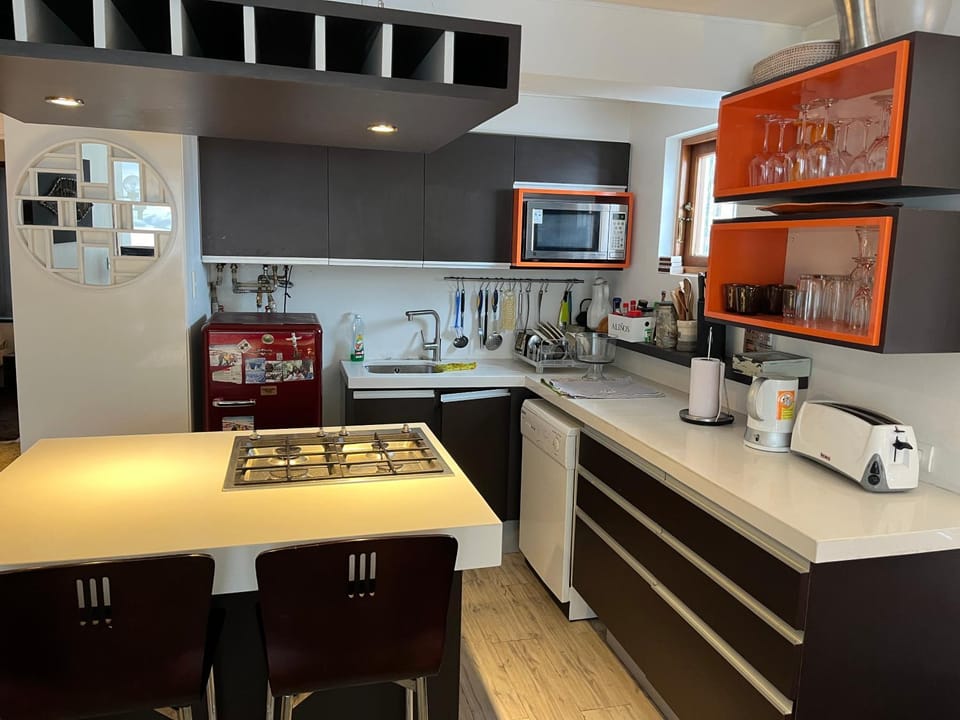 Coffee/tea facilities, Kitchen or kitchenette, oven, stove, toaster
