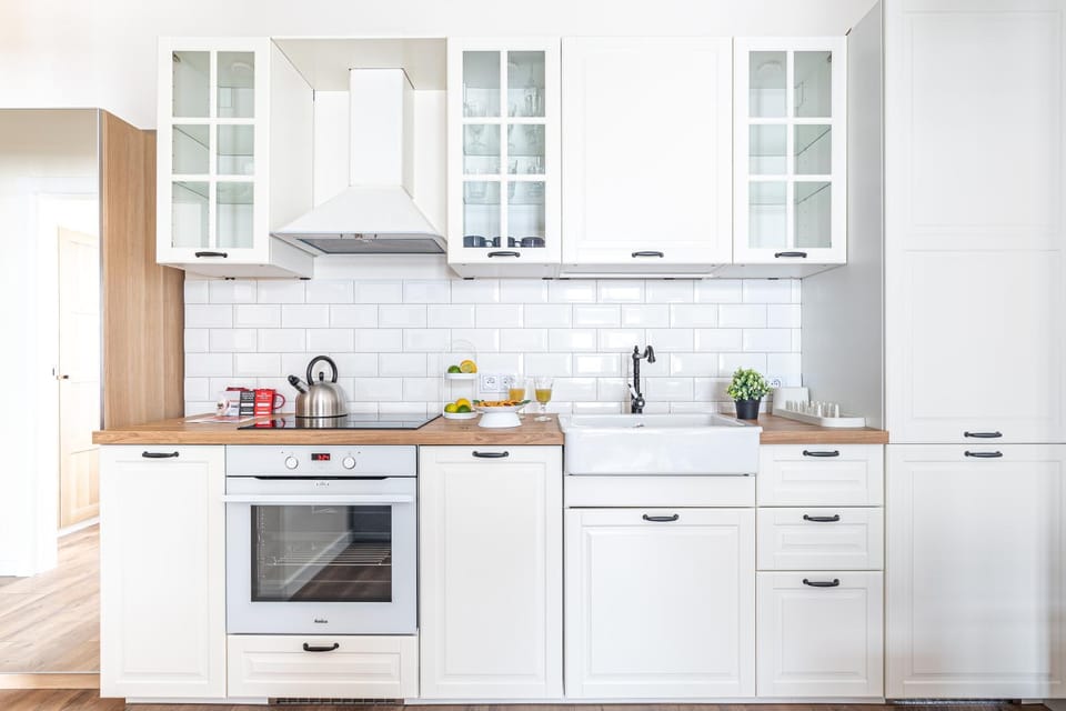 Kitchen or kitchenette, dishwasher, stove