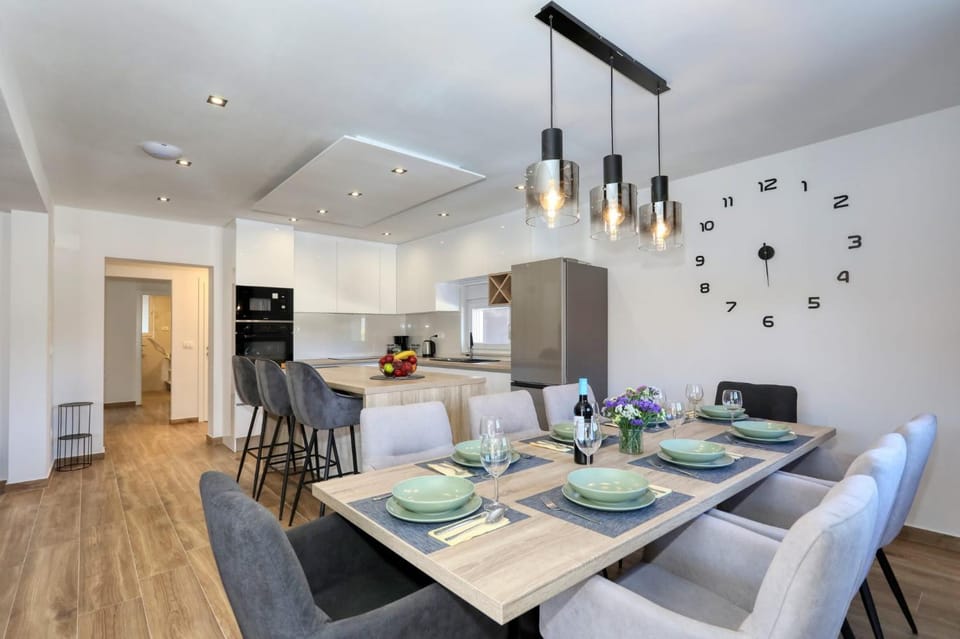 Kitchen or kitchenette, Seating area, Dining area, oven, stove