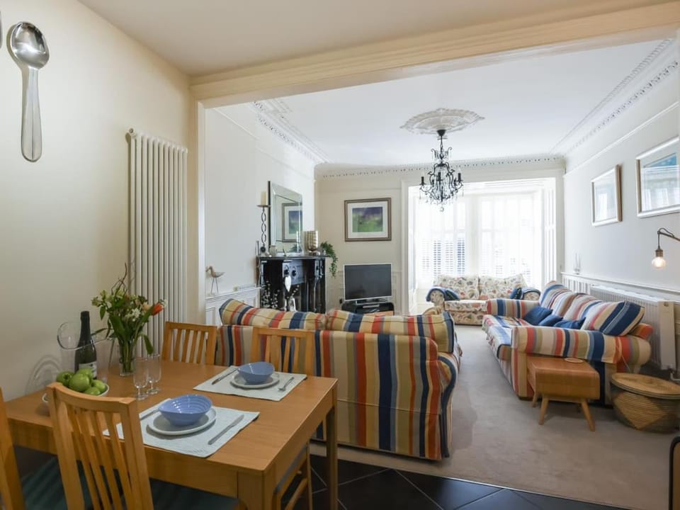 Westhaven 5 Beachfront Luxury, Free Parking Pass Apartment in Aberdyfi