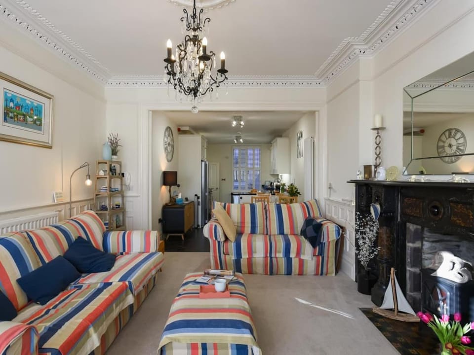 Westhaven 5 Beachfront Luxury, Free Parking Pass Apartment in Aberdyfi