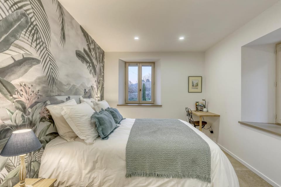 Photo of the whole room, Bedroom