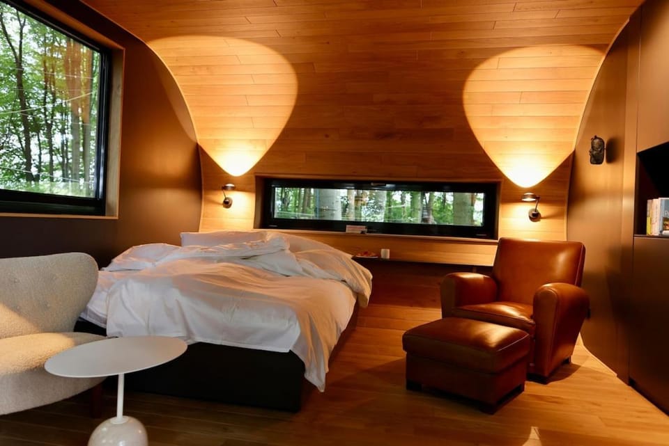 Photo of the whole room, Bedroom