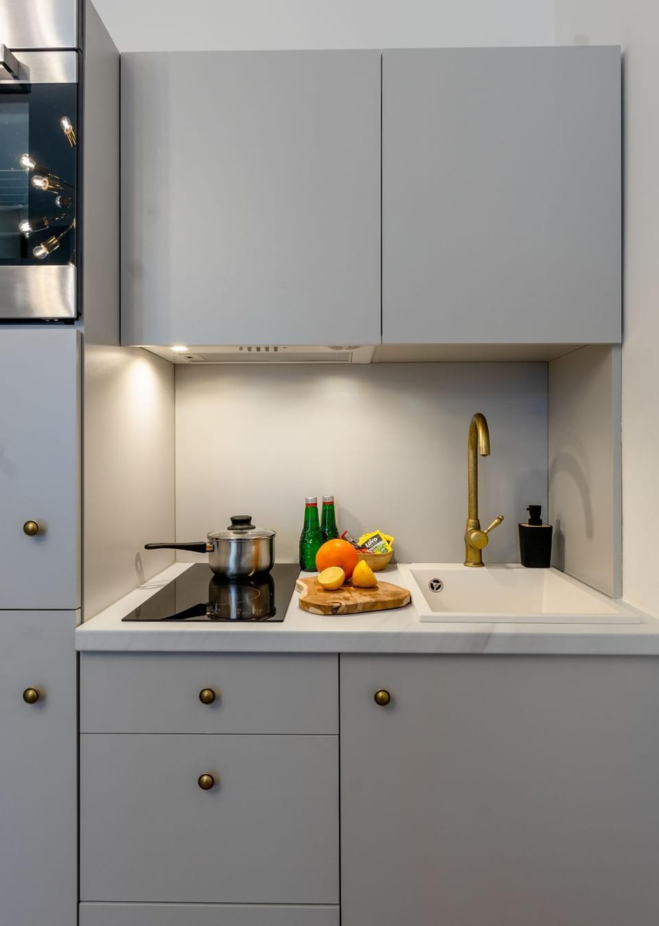 Coffee/tea facilities, Kitchen or kitchenette, stove