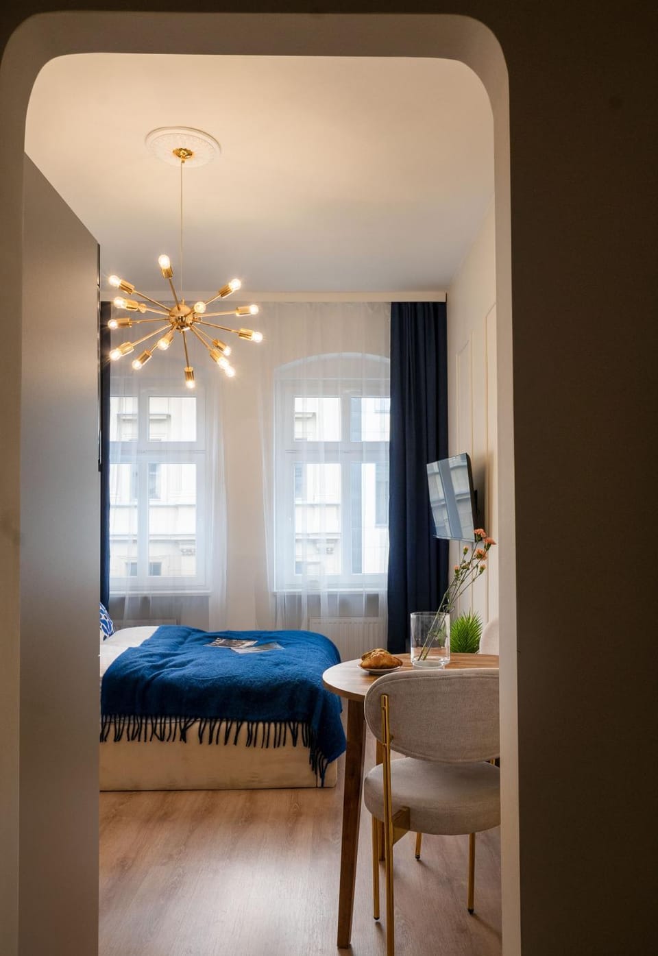 Bed, TV and multimedia, Living room, Photo of the whole room