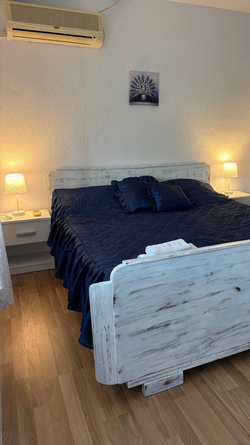 Bed, Photo of the whole room, Bedroom, air conditioner