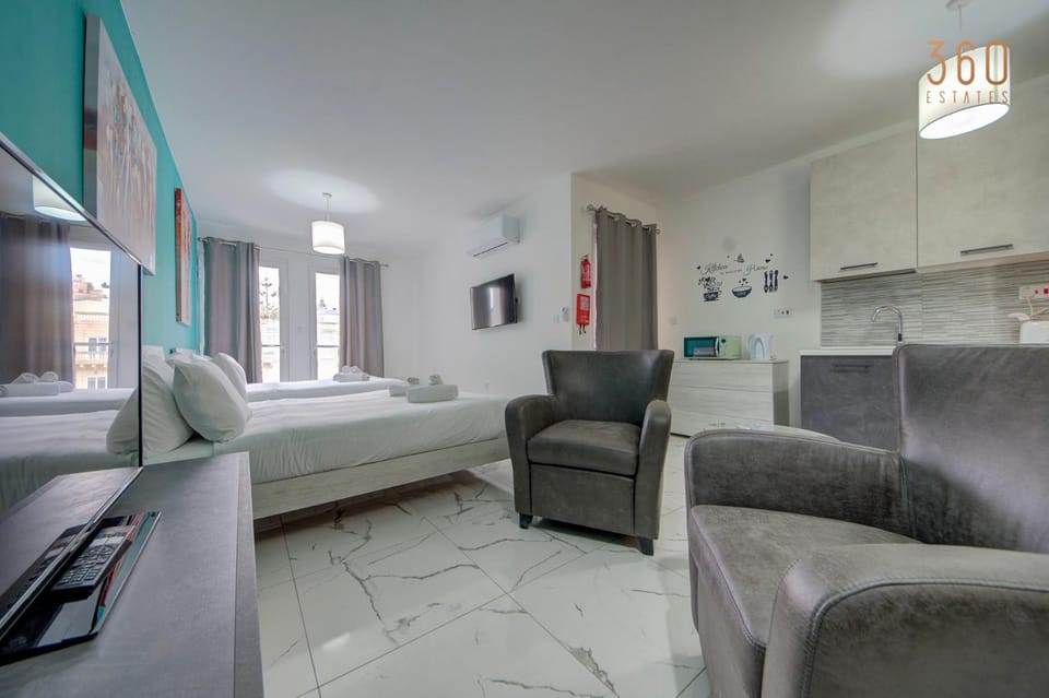 Bed, TV and multimedia, Kitchen or kitchenette, Living room, Photo of the whole room, Seating area, Bedroom