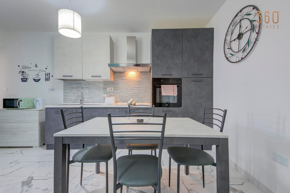 Living room, Seating area, Dining area, pet friendly, stove