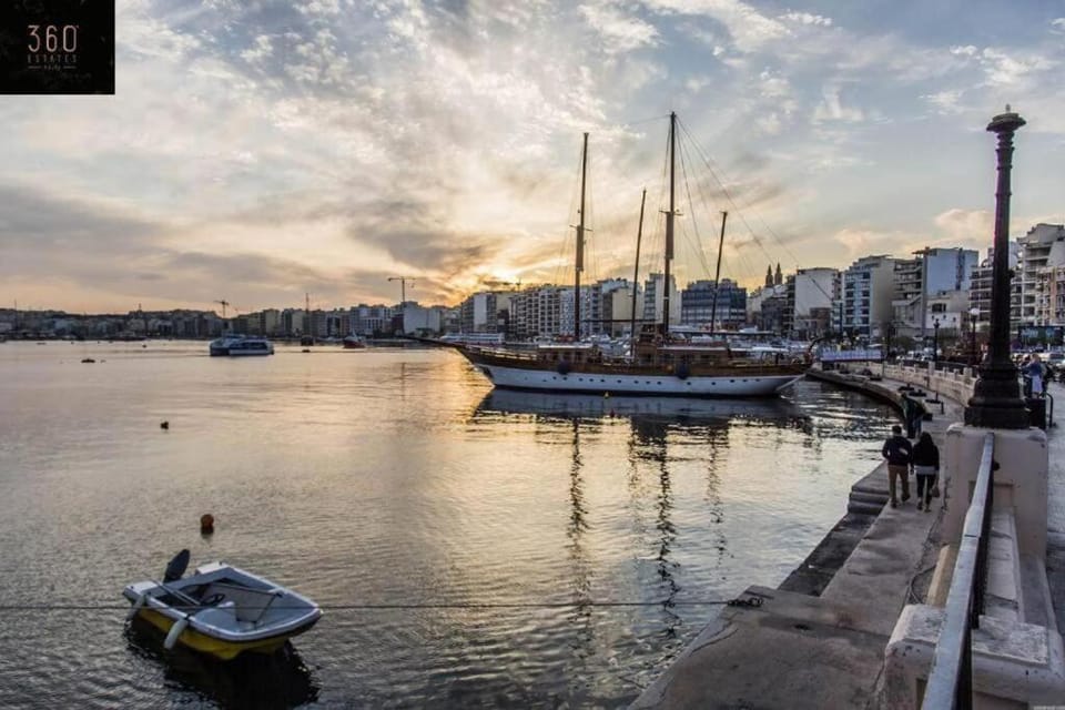 Nearby landmark, Day, Natural landscape, Activities, City view, Lake view, Sea view, Sunrise, Sunset