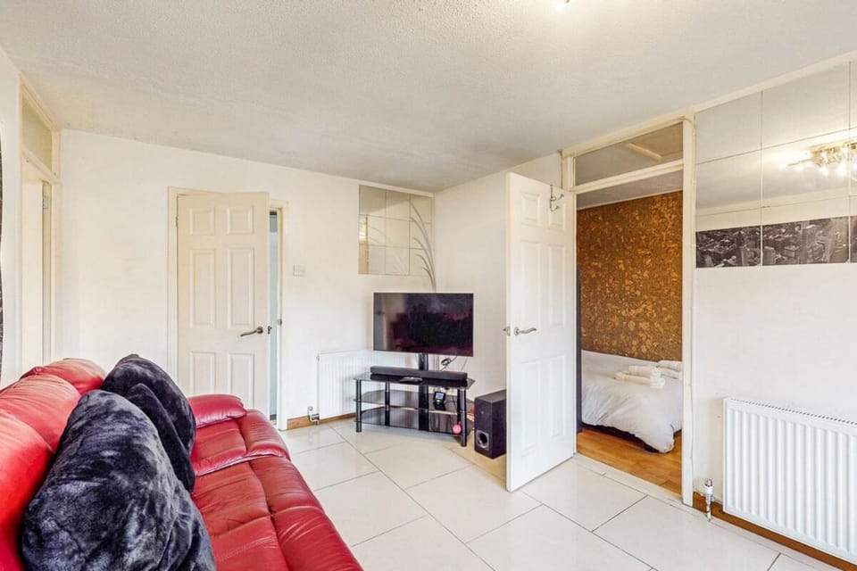 1-BR Flat with Easy Tube Access Nine Elms Apartment in London