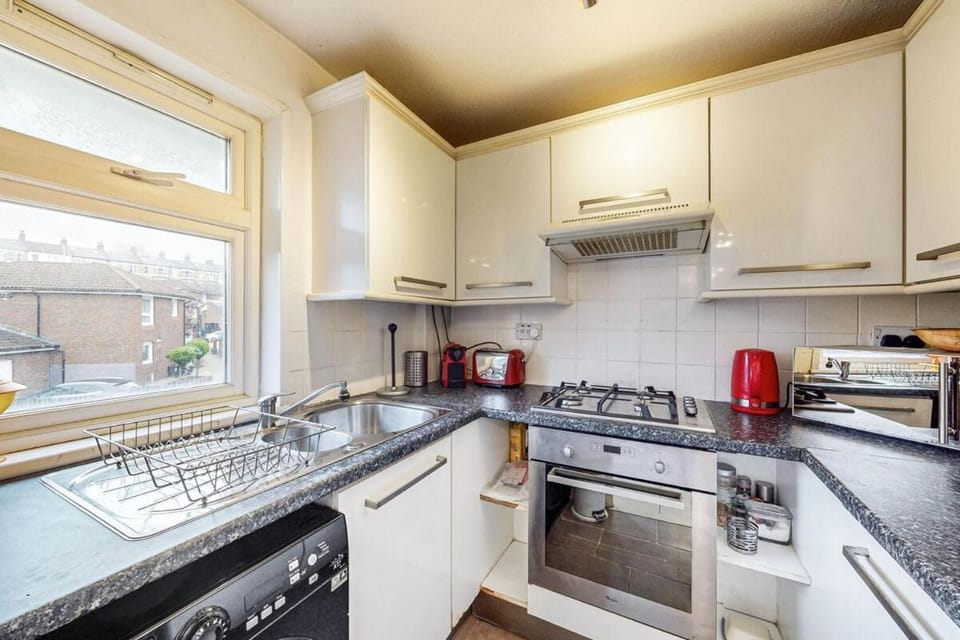 1-BR Flat with Easy Tube Access Nine Elms Apartment in London