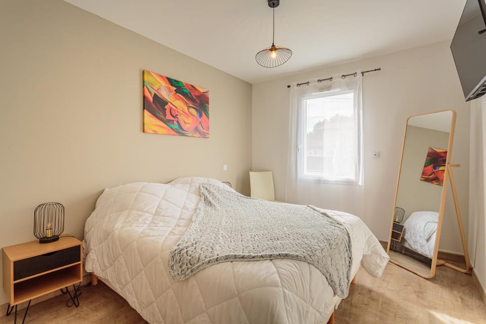 Bed, Photo of the whole room, Bedroom