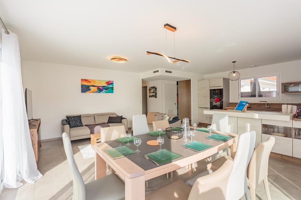 Living room, Dining area