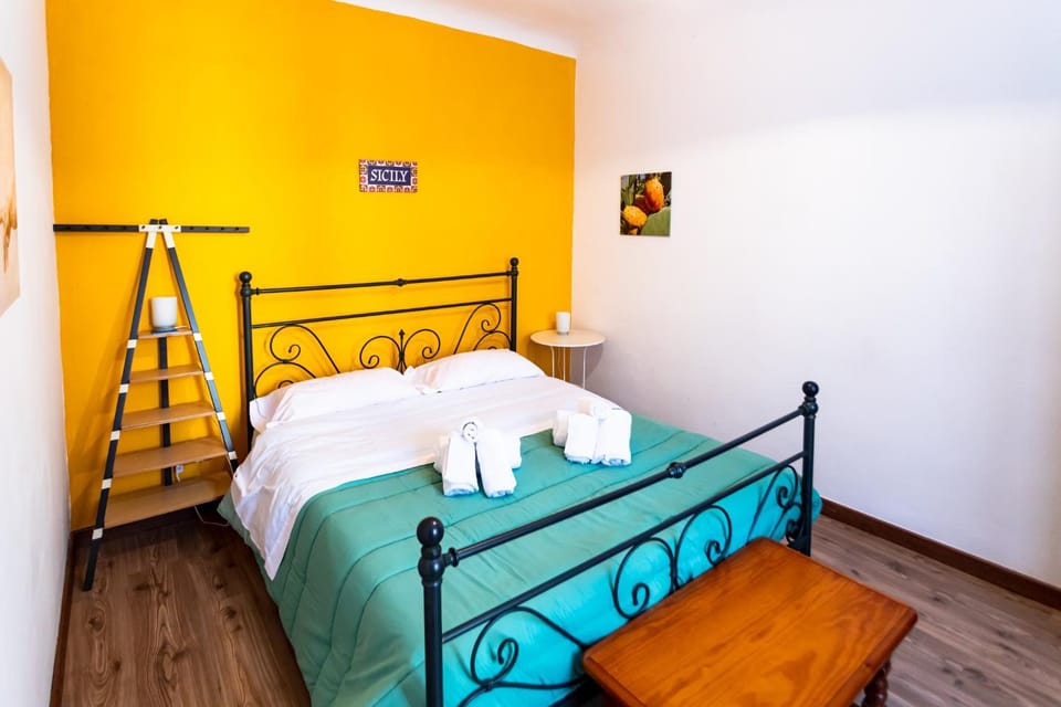 Bed, Photo of the whole room, towels