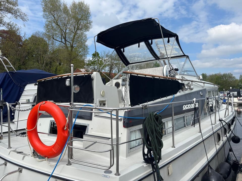 Floating tranquility Docked boat in Windsor