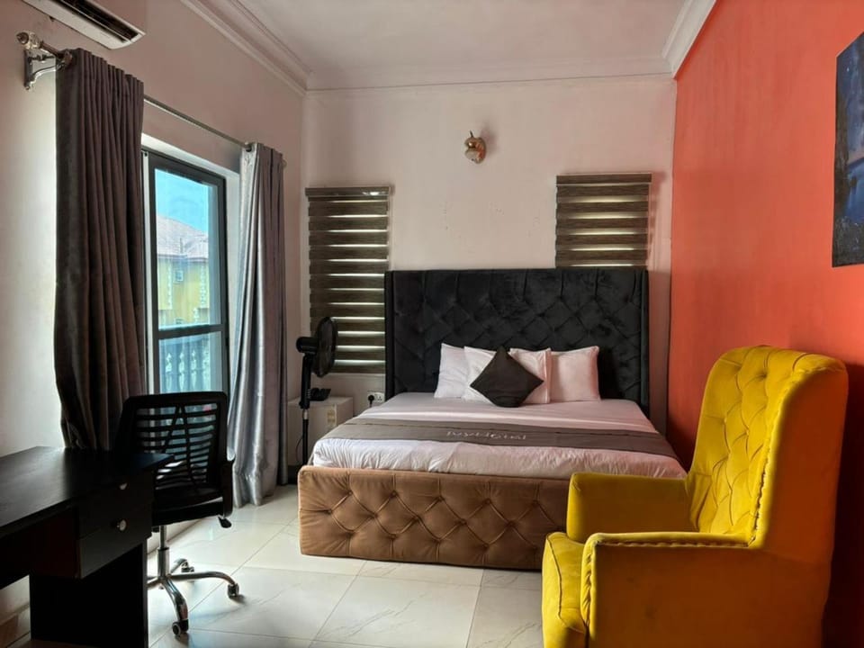 Bed, Photo of the whole room, Seating area, Bedroom