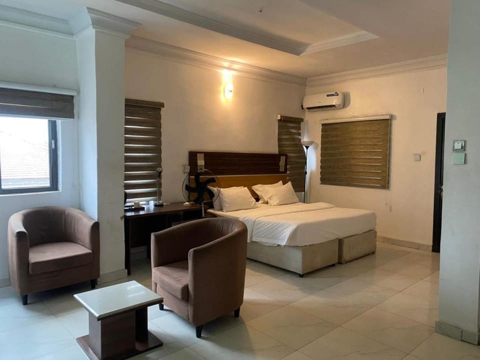 Bed, Seating area, air conditioner
