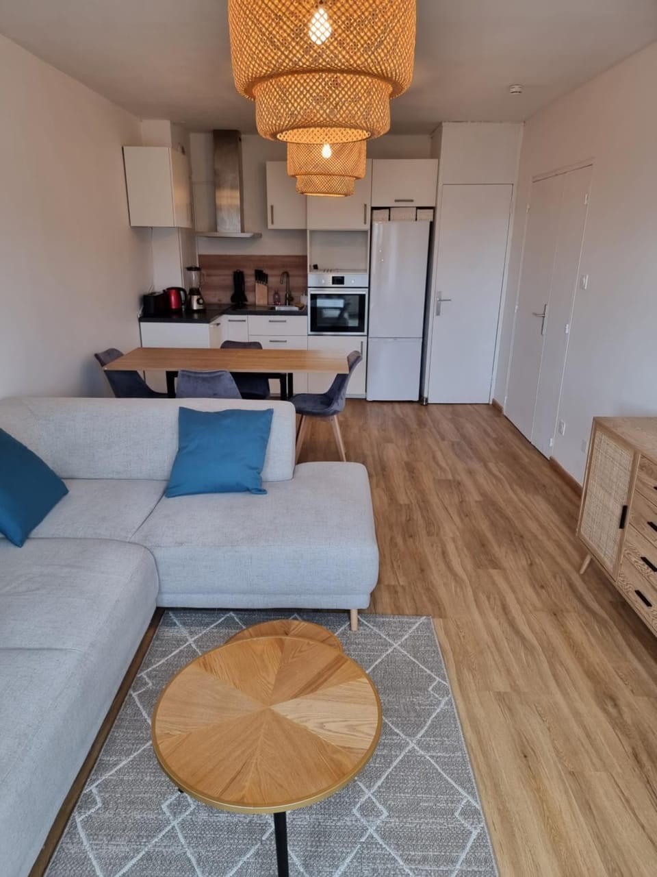 Kitchen or kitchenette, Seating area, Dining area, oven