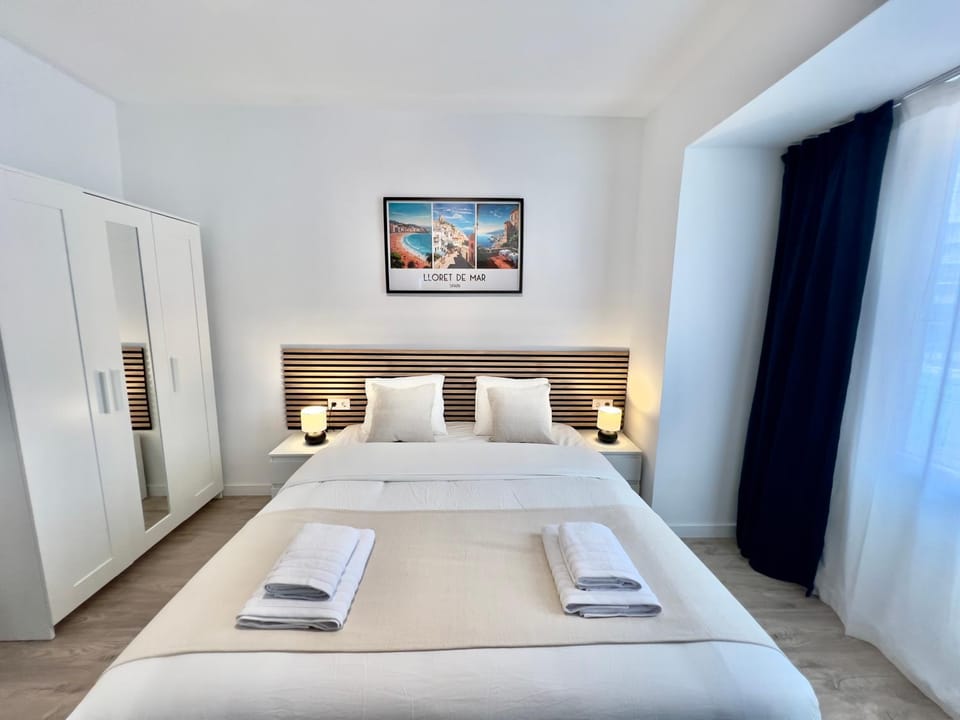 Bed, Photo of the whole room, Bedroom, towels, wardrobe