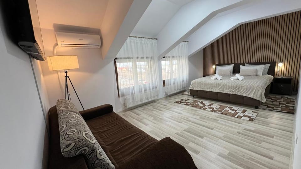 Bed, TV and multimedia, Photo of the whole room, Seating area, Bedroom, air conditioner