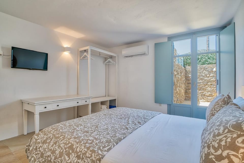 Property building, Living room, Bedroom