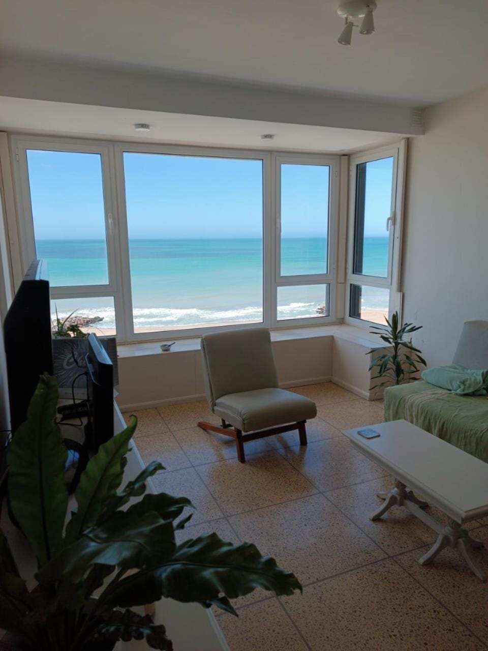 Communal lounge/ TV room, Living room, Sea view