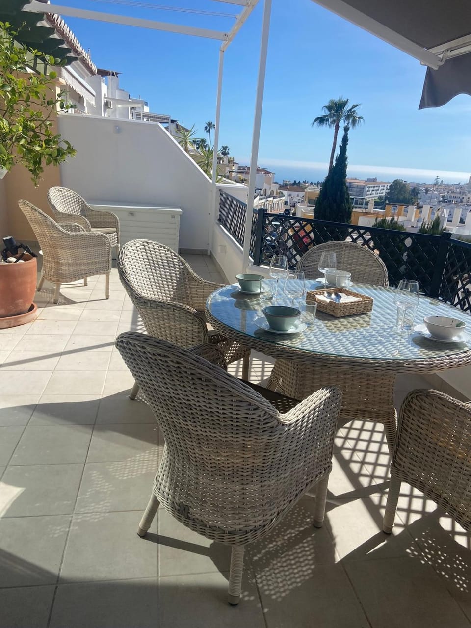 Property building, Balcony/Terrace, Living room