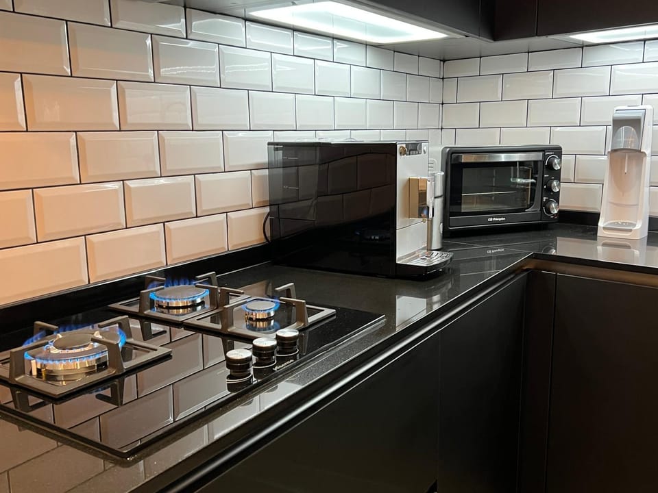 Coffee/tea facilities, Kitchen or kitchenette, stove, toaster