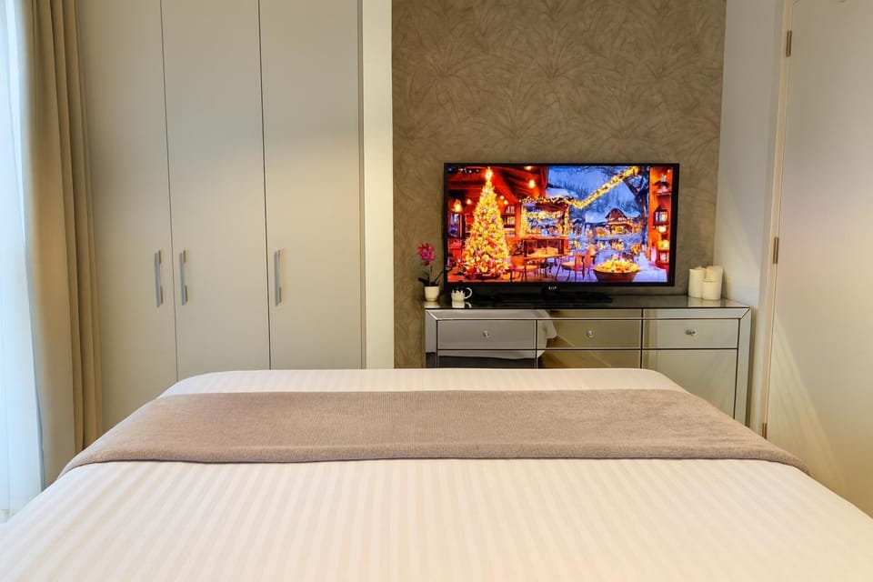 Bed, TV and multimedia, Photo of the whole room, Bedroom