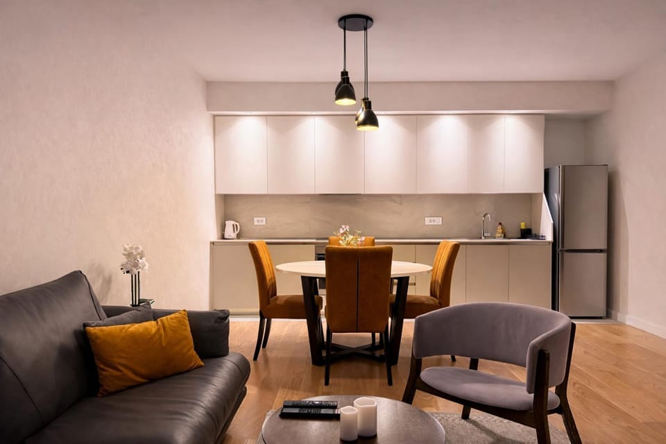 Kitchen or kitchenette, Living room, Seating area, Dining area