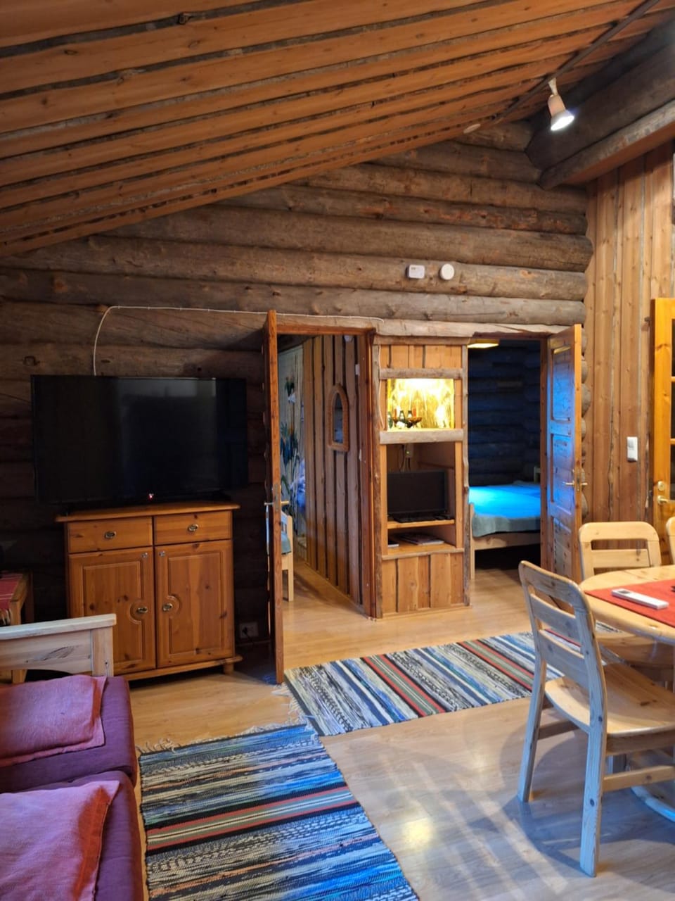 Satu, kahden makuuhuoneen kelomökki, lukuisten polkujen, polkupyöräreitin sekä kalaisan tunturilammen vieressä House in Finland