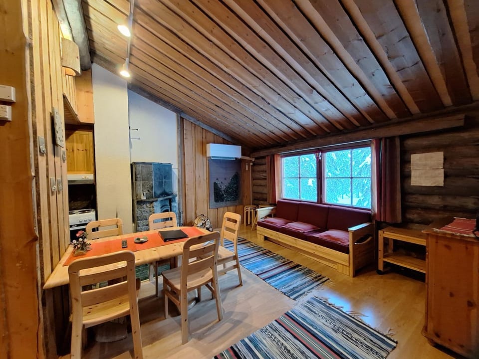 Satu, kahden makuuhuoneen kelomökki, lukuisten polkujen, polkupyöräreitin sekä kalaisan tunturilammen vieressä House in Finland