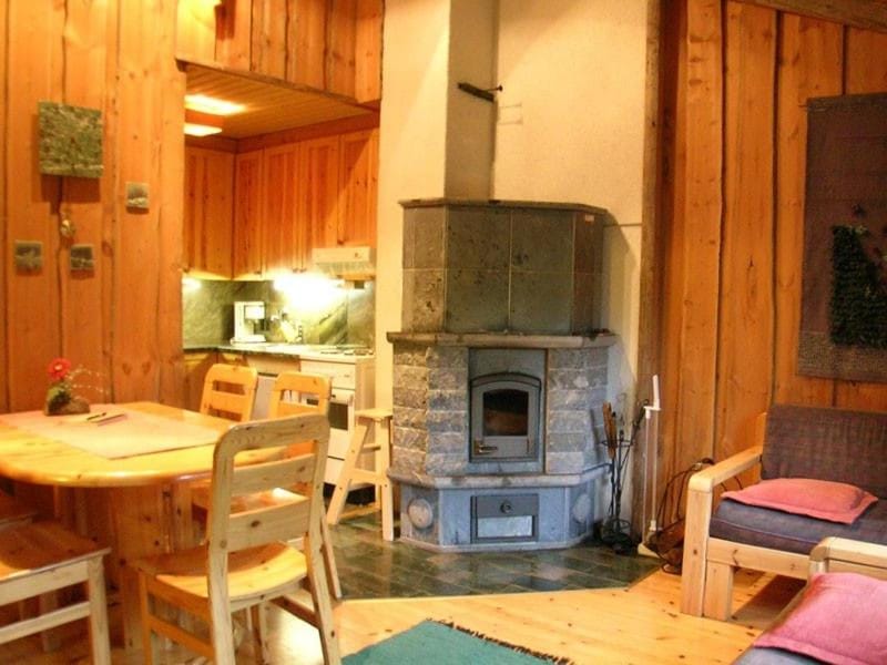 Satu, kahden makuuhuoneen kelomökki, lukuisten polkujen, polkupyöräreitin sekä kalaisan tunturilammen vieressä House in Finland