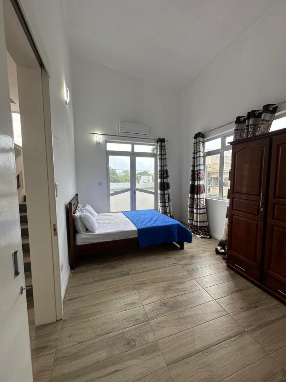 Bed, Photo of the whole room, wardrobe