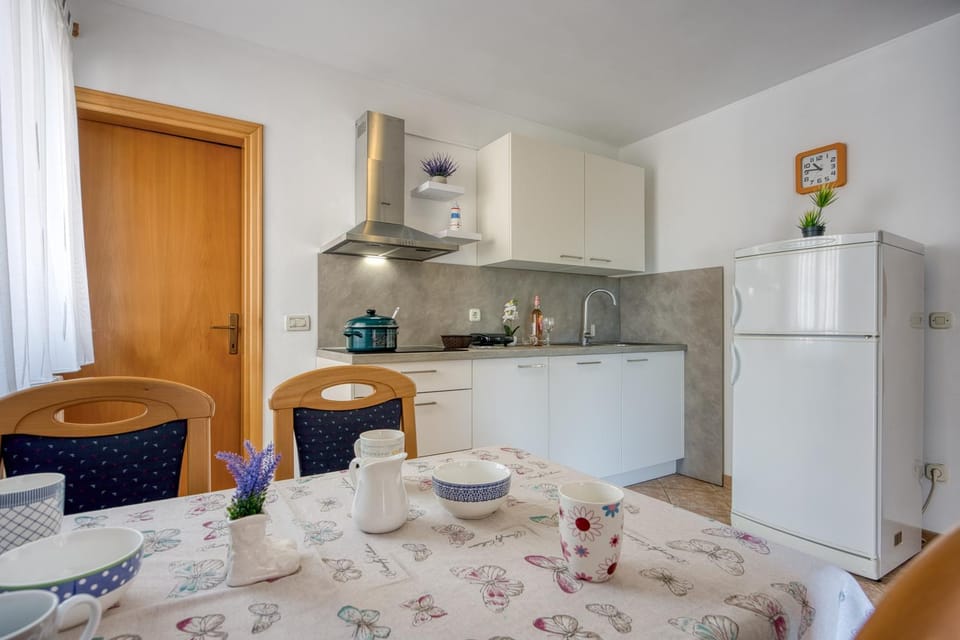 Kitchen or kitchenette, Dining area, dishwasher, stove