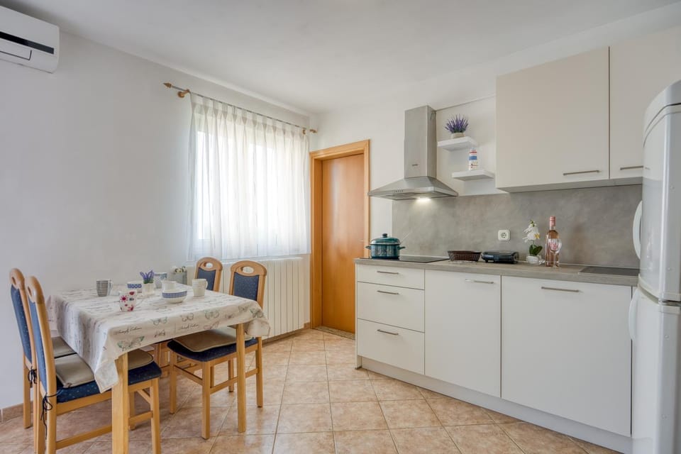 Kitchen or kitchenette, Dining area, dishwasher, stove, air conditioner